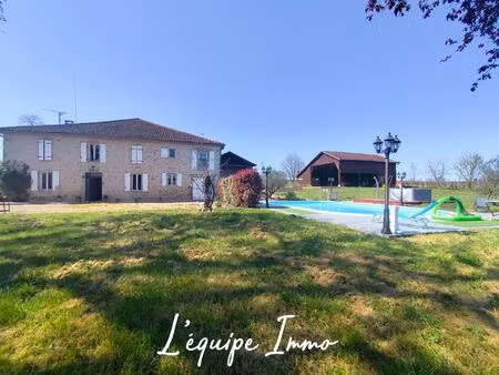 villa 450 m2 avec gîtes  piscine  jacuzzi  boulodrome et hangar à jeux