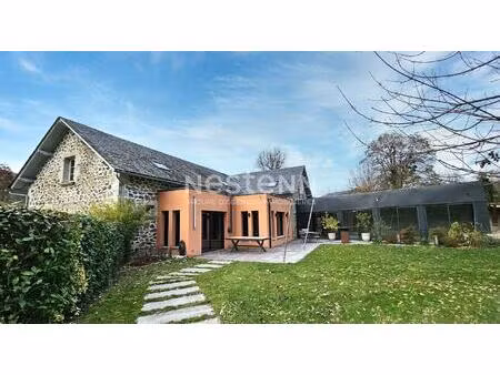 a vendre à 20 minutes d'aurillac  sur terrain d'environ 3900 m²  maison 9 pièces ...