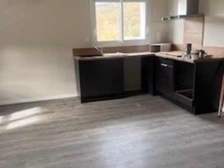 adé dans ancien hôtel  appartement t3 de 63 72m2 entièrement