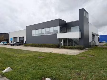 combinaison d'entrepôts à vendre avec bureaux