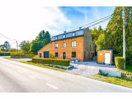 bâtiment composé de 2 gîtes  salle polyvalente et entrepôt !