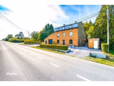 bâtiment composé de 2 gîtes  salle polyvalente et entrepôt !