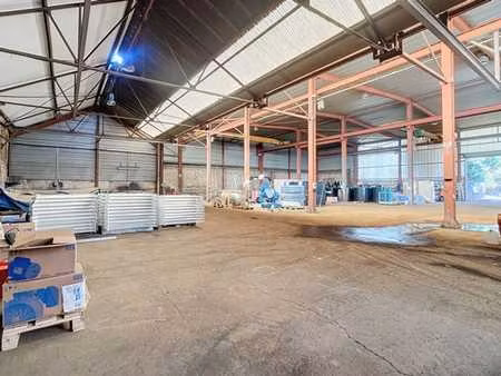 entrepôts de 300 m²