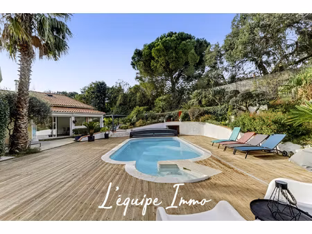 maison familiale avec gîte  piscine et 5 garages proche des