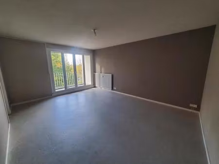 t3 au 3eme etage avec balcon donnant sur un parc verdoyant