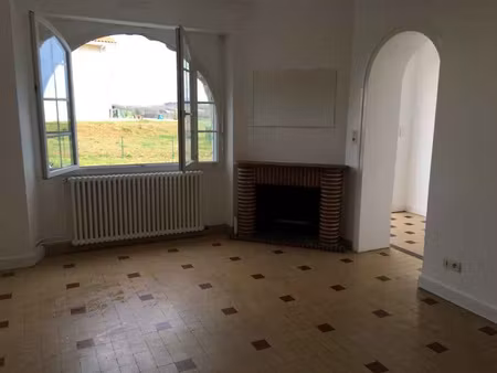 vaste t2 de 69 m2 à st lon les mines 670.00eur charges d'eau 