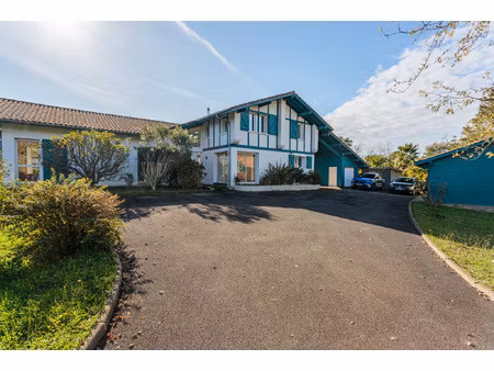 maison t5 avec piscine et garages