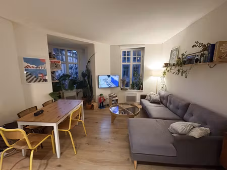 f4 dans un immeuble bourgeois - 75m2 - 2 balcons