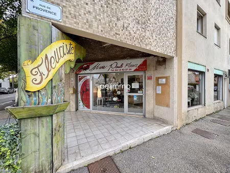 local commercial miramas 49 m2