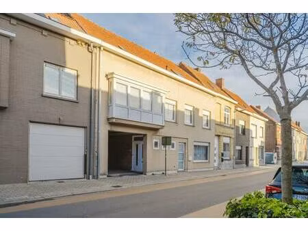 opbrengsteigendom bestaande uit 12 garages  huis en appartement