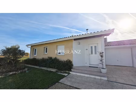 maison contemporaine de 2010 avec jardin et garage