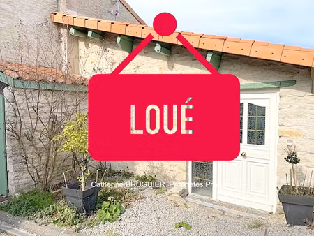 location meublee maison 110 m2 centre village  3 chambres  jardin et stationnements