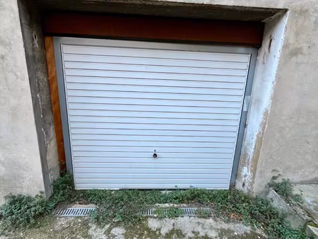 hyper centre horloge de tassin  grand garage fermé en rdc de