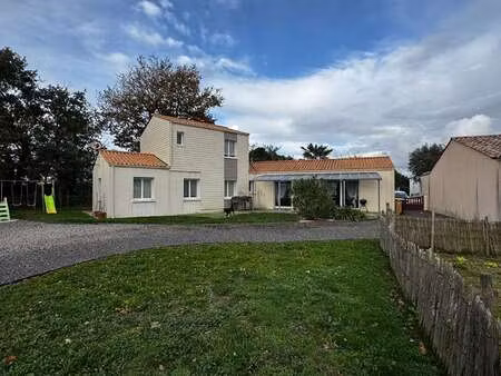 vente maison à saint-julien-des-landes (85150) : à vendre / 140m² saint-julien-des-landes
