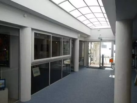 location bureaux et commerces aux sables-d'olonne (85100) : à louer / 45m² les sables-d'ol