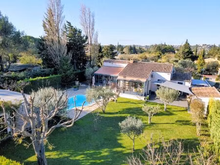 villa de plain-pied avec piscine dans un village avec commerces