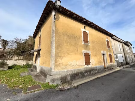 vente maison 4 pièces 107 m² à montmoreau (16190)  40 000 €