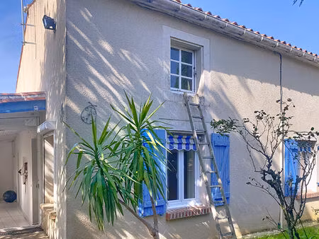 a vendre. maison située à thiré  3 chambres jardin  garage et dépendances