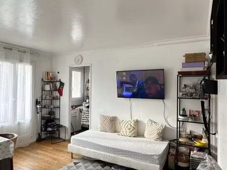 beau studio lumineux avec balcon  parking et cave