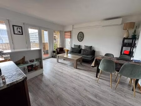 t2 rénové avec terrasse   plein centre de moriani plage