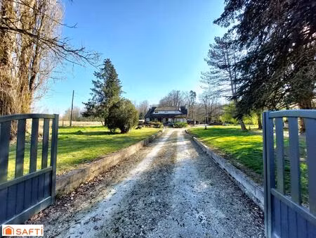 maison isolée avec 5 chambres et grand terrain.