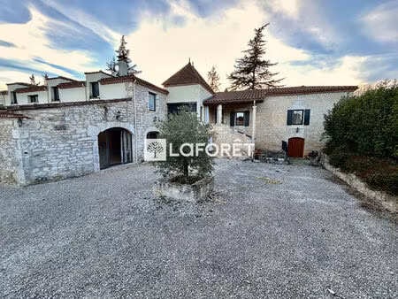 a 10mn des commerces  corps de ferme rénové avec gîte sur 704m2 de terrain.