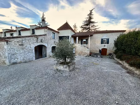 cahors 10mn sud   orps de ferme rénové avec gîte sur 704m2 de terrain.
