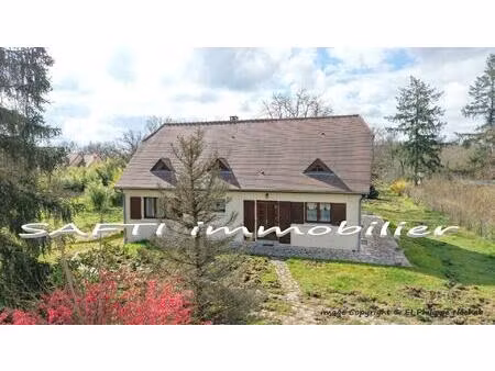 maison de 177m2 habitables - 4 chambres - terrain de 1030m2 autour + sous-sol total .