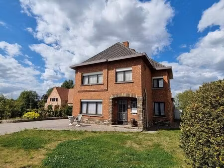 woning met achterliggend magazijn op een totaal perceel van 19 are 58 ca.