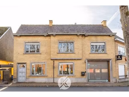 ruime woning met polyvalente bijgebouwen