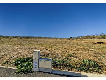ferrals-les-corbières  très beau terrain constructible et viabilisé avec une vue totalemen