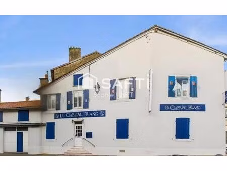 restaurant au charme d’antan  niché dans un relais de poste de plus de 400 ans – ( murs et