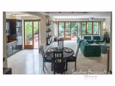 cette maison se distingue par son architecture avant-gardiste et ses volumes généreux.