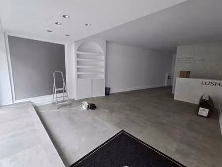 superbe emplacement! commerce rdc avec grande vitrine