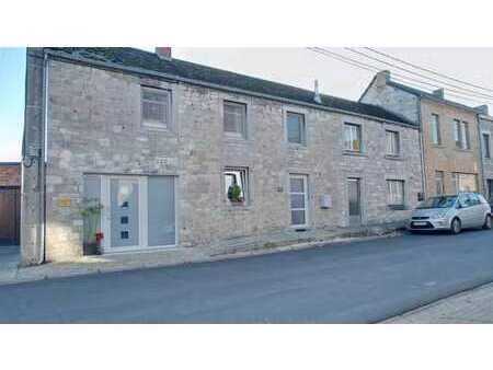 maison en pierre du pays avec de nombreuses possibilités.