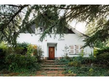 jolie maison à rénover dans un cadre verdoyant