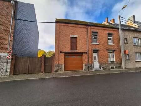 maison d'habitation trois chambres avec jardin et garage