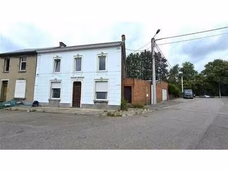 spacieuse maison 3 façades au potentiel énorme !