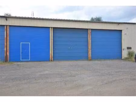 entrepôt 225m² 3 portes sectionnelles zone de park.-stockage