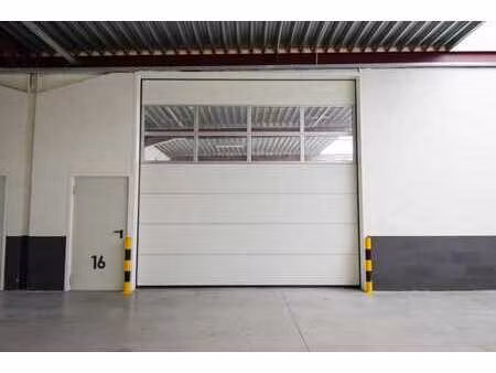 unité pme de 203 m² avec porte sectionnelle
