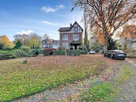 spacieuse maison bourgeoise dans un quartier prisé