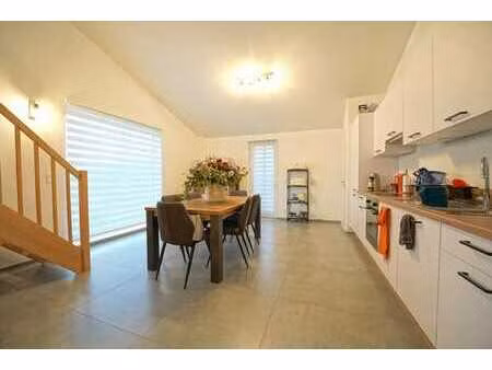 bel appartement en duplex avec terrasse situé à strée !