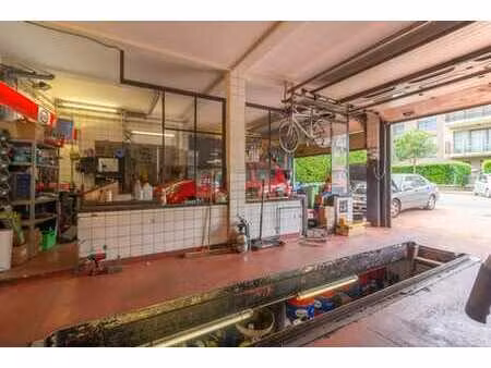 rez-de-chaussée commercial avec places de parkings