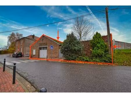 beau terrain + garage et annexes