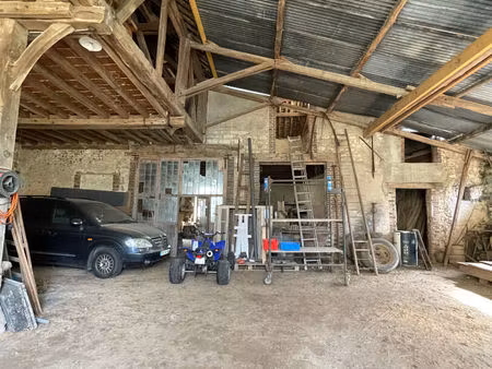 grange avec sa maison à rénover