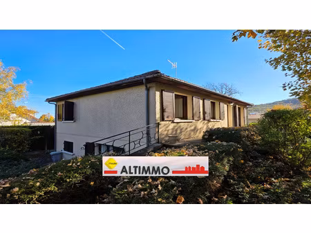 maison familiale avec sous-sol complet .