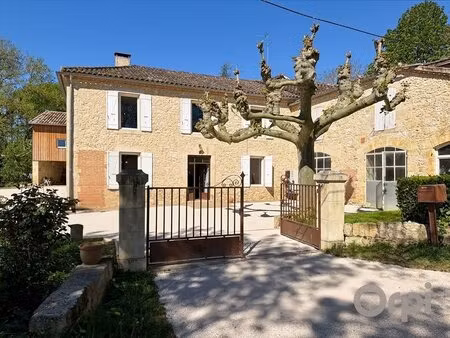 en campagne  sur le canton de lectoure  maison ancienne rénovée sur 230 m² habitables ...
