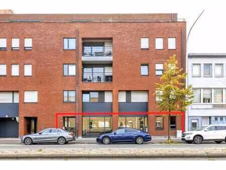 espace commercial et de bureaux (220 m²) dans un emplacement