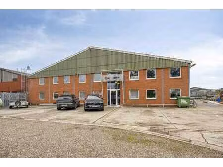 halle industrielle (près de 7000 m²) avec bureaux  ateliers