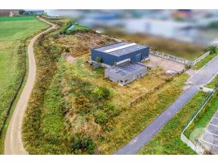 combinaison unique : entrepôt et maison-coque à europark.